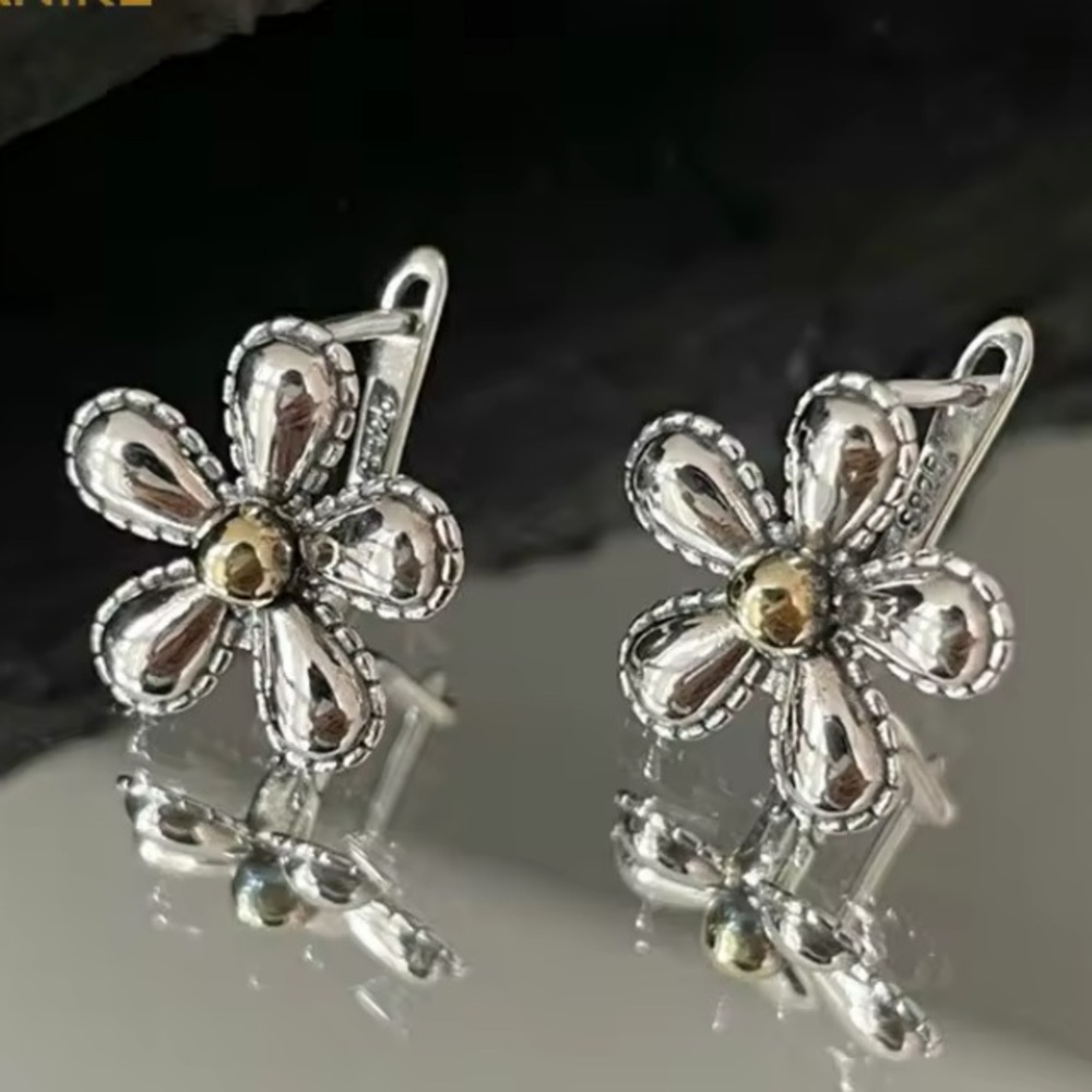 Sterling Silver Daisy Floral Earrings - Picture 1 of 1